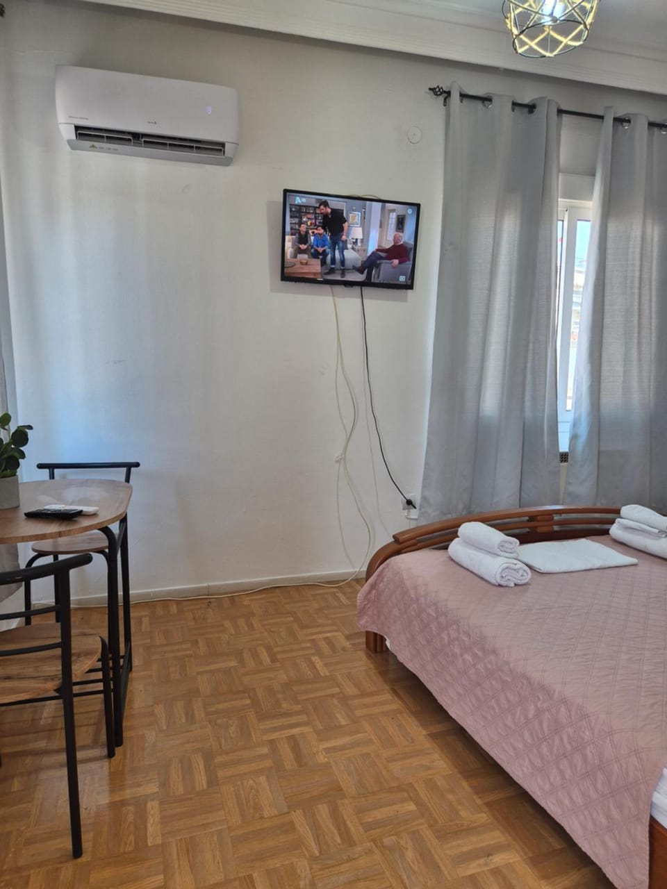 Bed, TV and multimedia, Photo of the whole room, Bedroom, towels, air conditioner