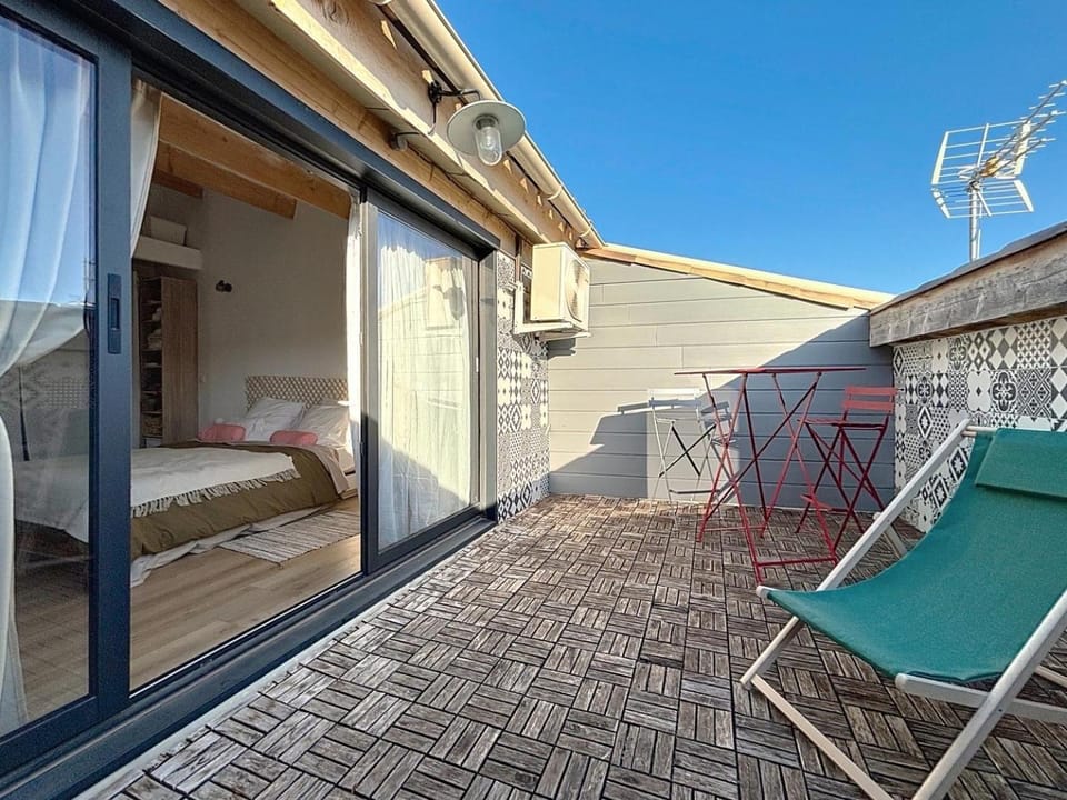 Patio, Day, Balcony/Terrace, Photo of the whole room, Bedroom, sunbed