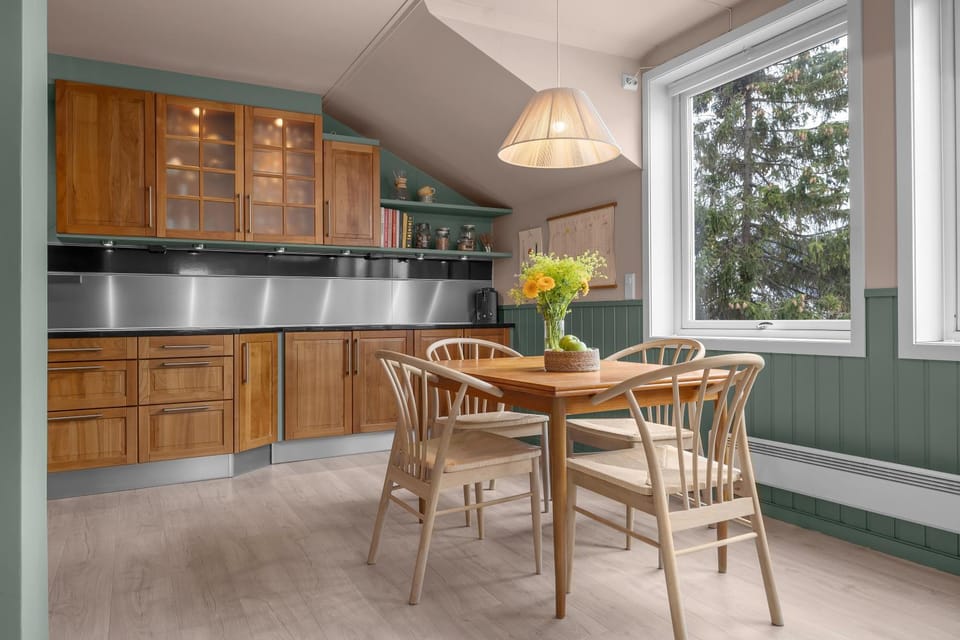 Kitchen or kitchenette, Dining area
