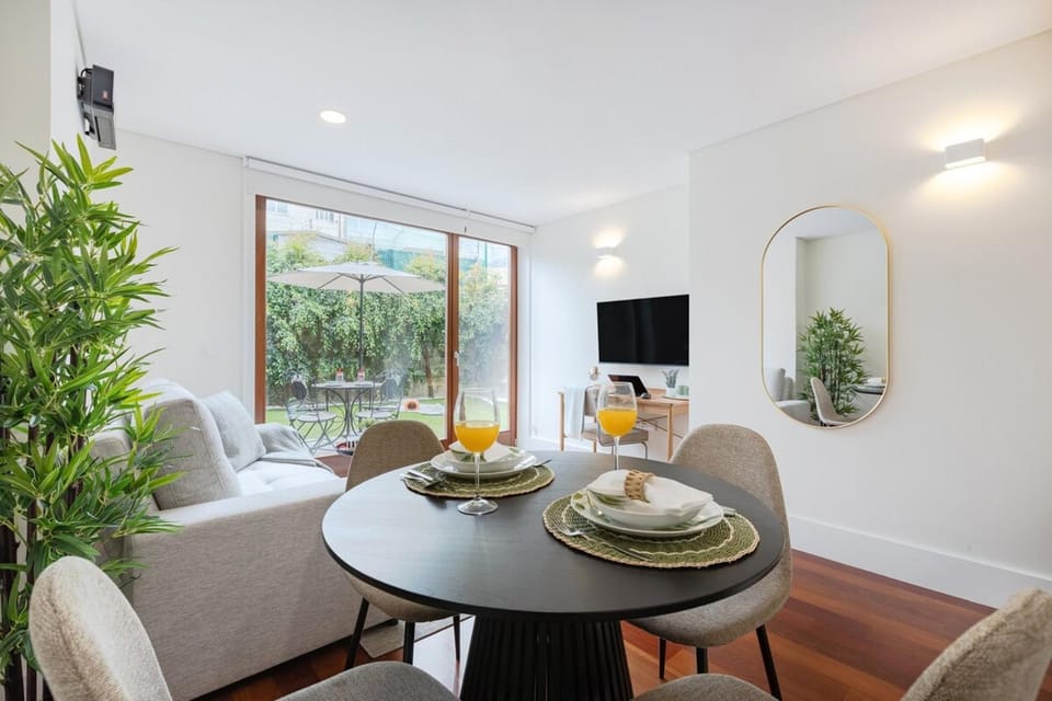 TV and multimedia, Living room, Seating area, Dining area