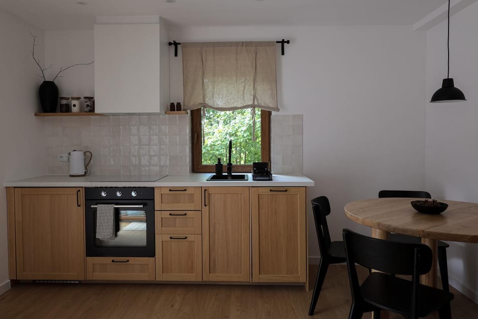 Coffee/tea facilities, Kitchen or kitchenette, Dining area, dishwasher, oven, stove