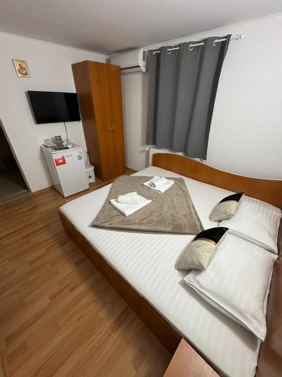Bed, TV and multimedia, Photo of the whole room, Bedroom, towels