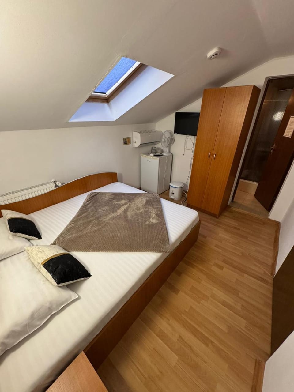 Bed, TV and multimedia, Photo of the whole room, Bedroom