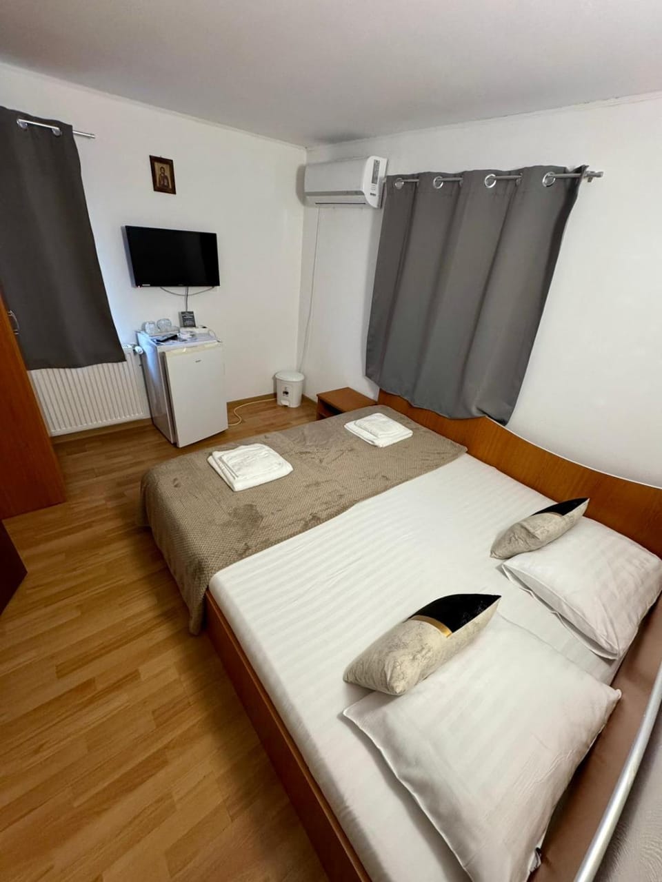 Bed, TV and multimedia, Photo of the whole room, Bedroom, air conditioner