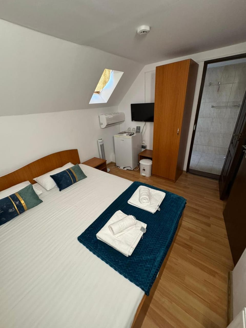 Bed, TV and multimedia, Photo of the whole room, Bedroom, towels