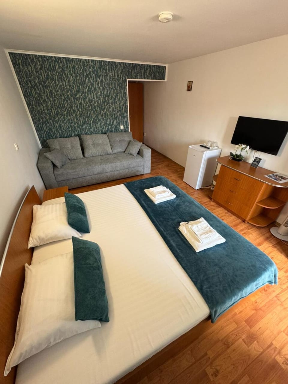 Bed, TV and multimedia, Photo of the whole room, Bedroom, towels