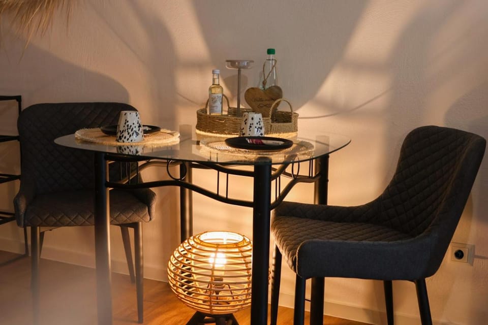 Seating area, Dining area