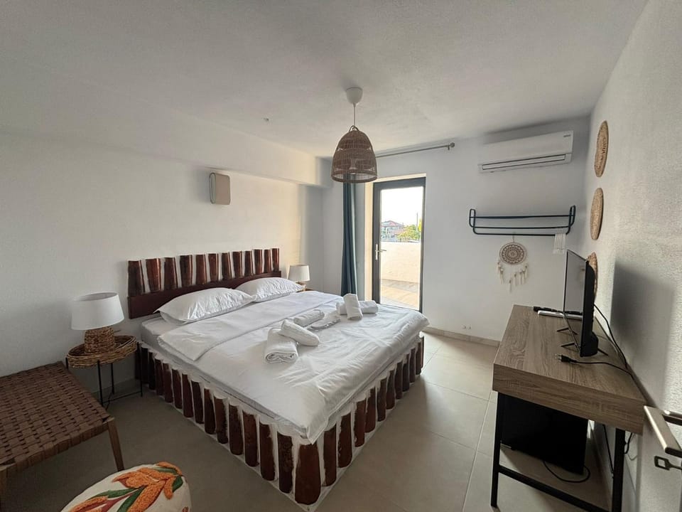 Bed, Living room