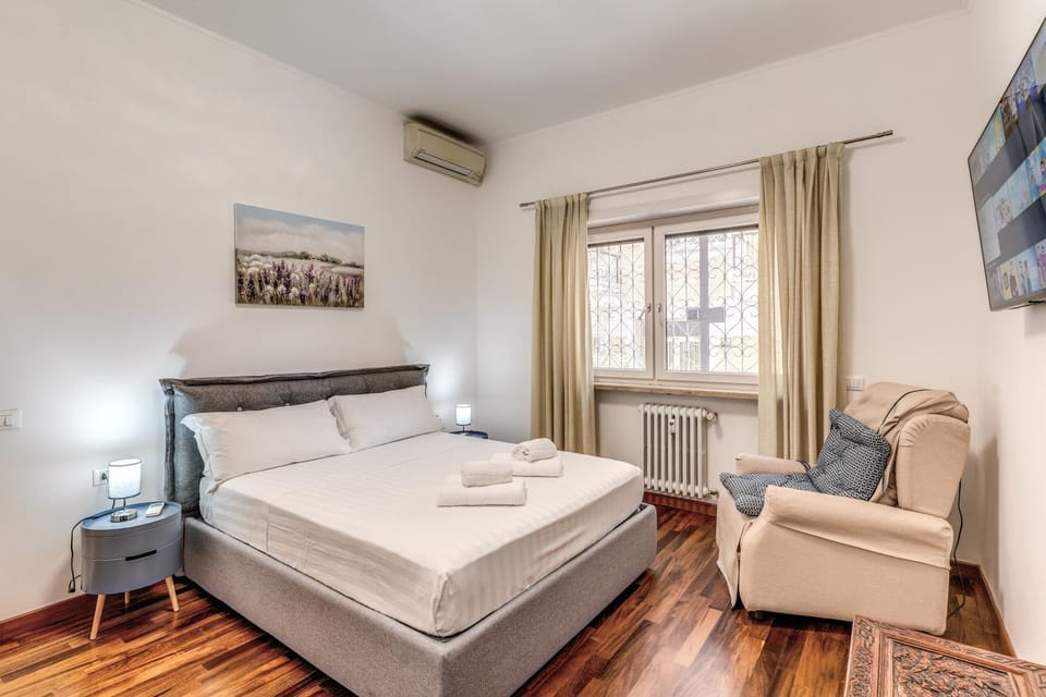 Bed, TV and multimedia, Photo of the whole room, Bedroom, towels, air conditioner
