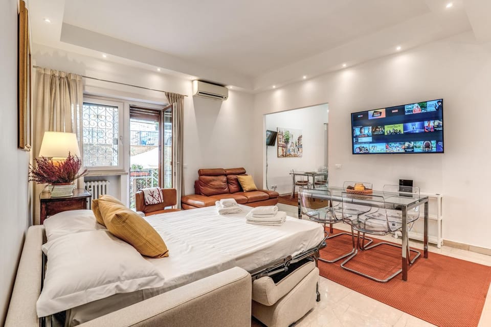 Bed, TV and multimedia, Living room, Photo of the whole room, Seating area, Bedroom