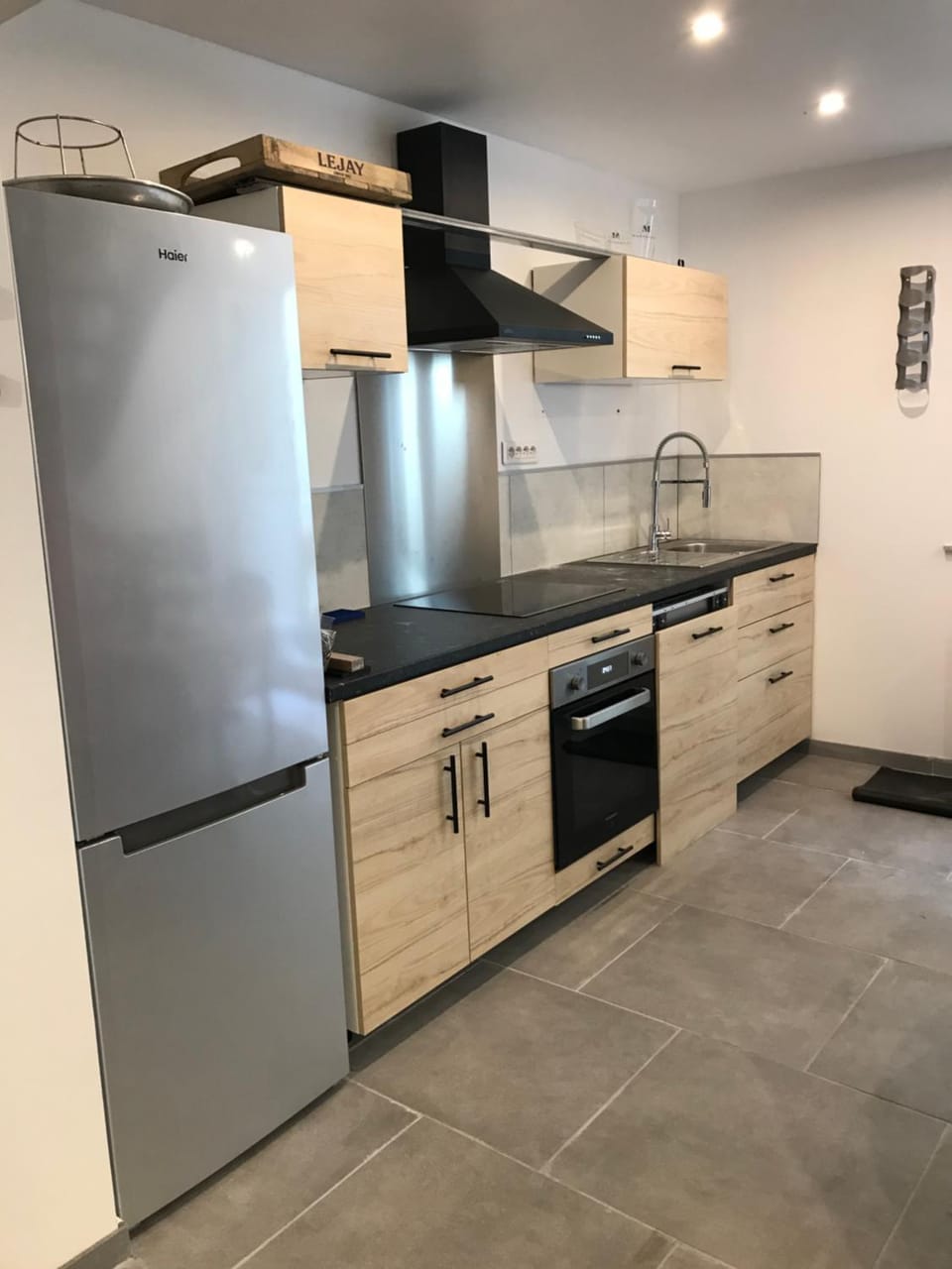 Kitchen or kitchenette, dishwasher, stove