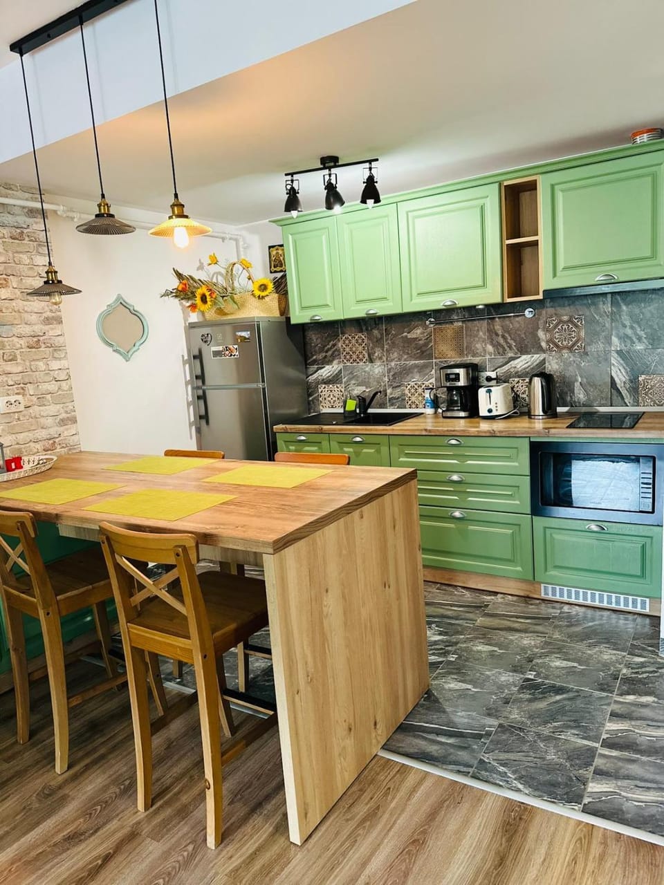 Kitchen or kitchenette, Dining area