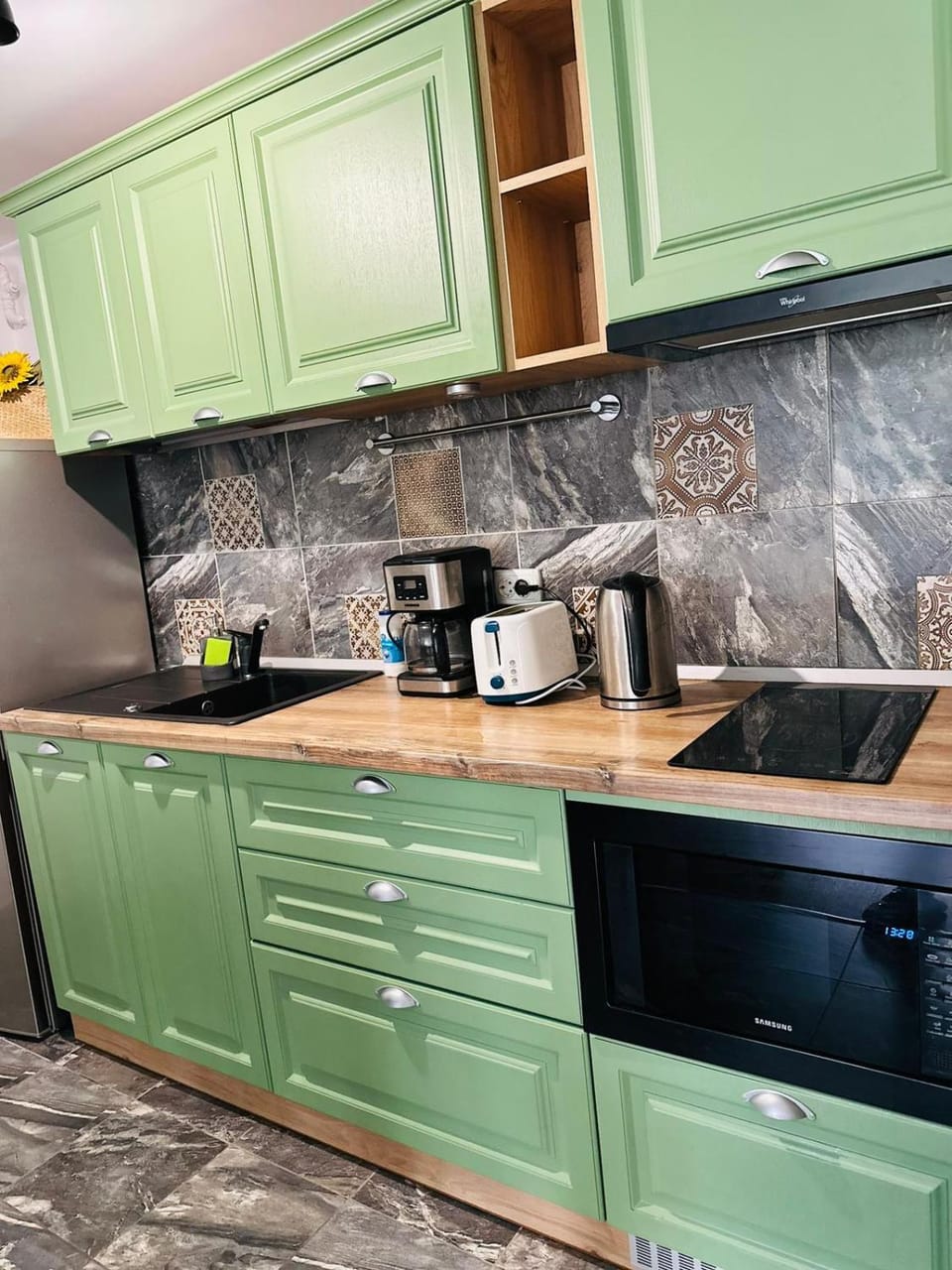 Coffee/tea facilities, Kitchen or kitchenette, dishwasher, stove