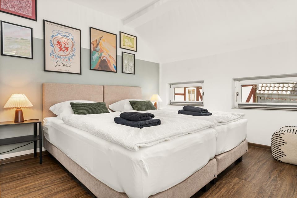 Bed, Bedroom, towels