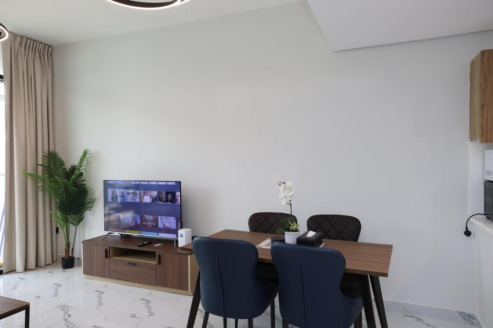 TV and multimedia, Living room, Seating area, Dining area