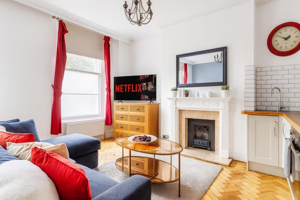 Communal lounge/ TV room, TV and multimedia, Living room, Seating area, Evening entertainment