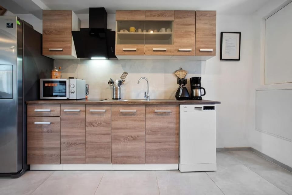 Coffee/tea facilities, Kitchen or kitchenette, dishwasher, oven, stove, toaster