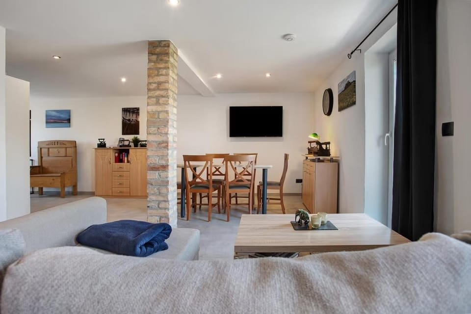 TV and multimedia, Living room, Photo of the whole room, Seating area, Dining area, towels