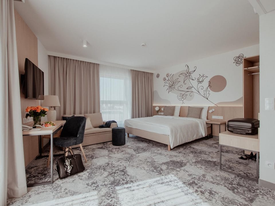 Communal lounge/ TV room, Bed, TV and multimedia, Living room, Photo of the whole room, Seating area, Evening entertainment, Bedroom