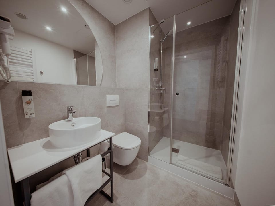 Shower, Toilet, Bathroom, towels