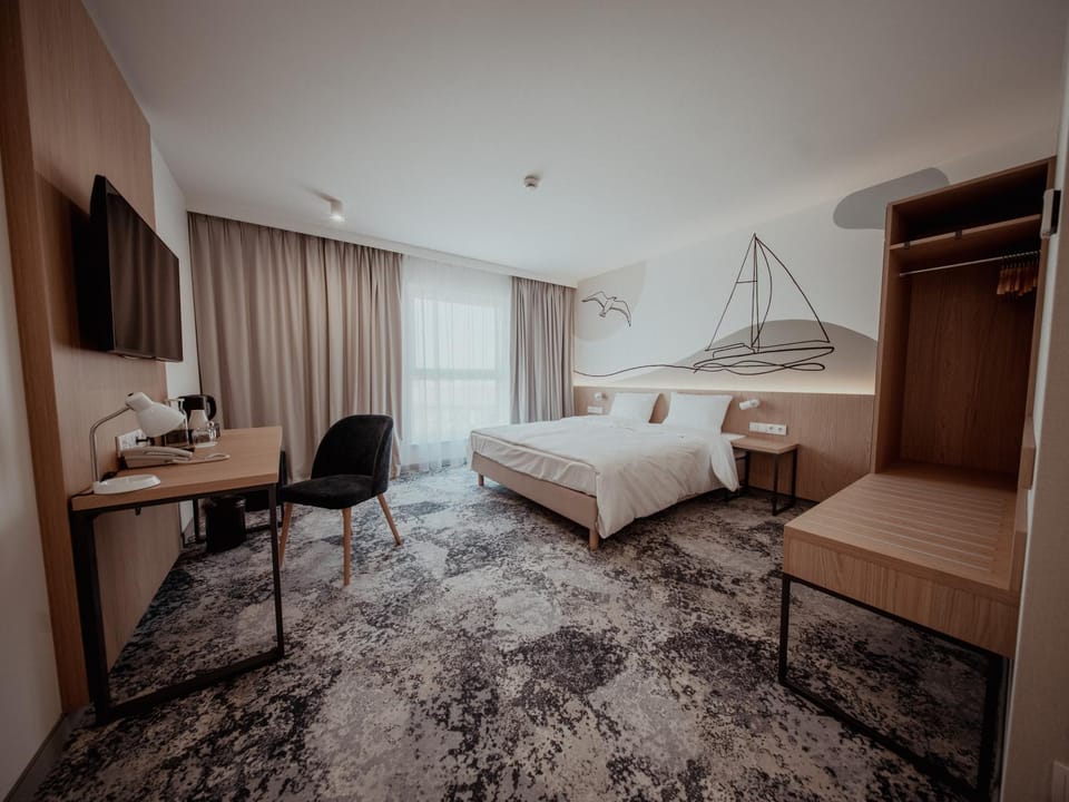 Bed, TV and multimedia, Photo of the whole room, Seating area, Bedroom