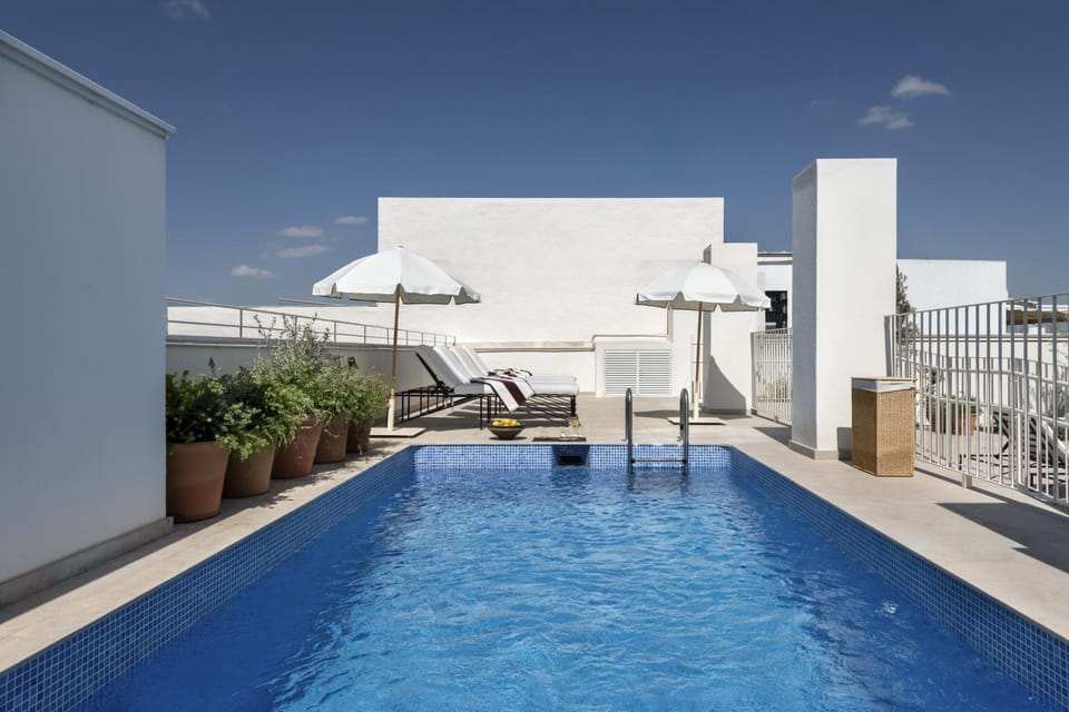 Facade/entrance, Swimming pool