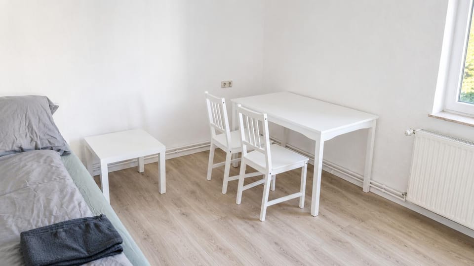 Bed, Living room, Seating area, Dining area, internet
