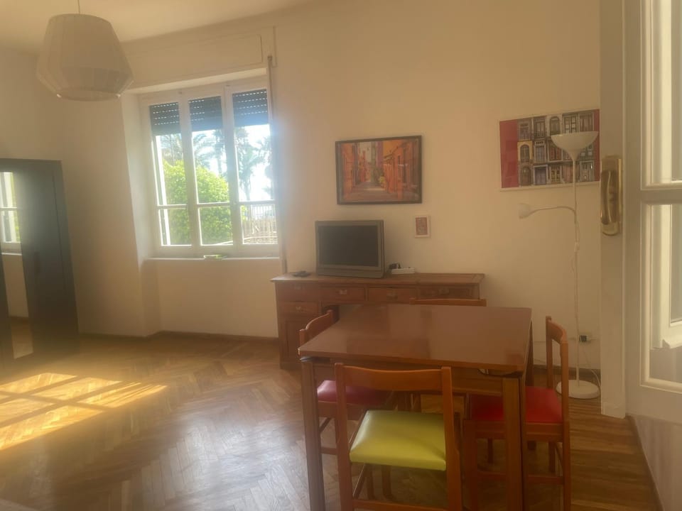 Communal lounge/ TV room, Living room, Dining area