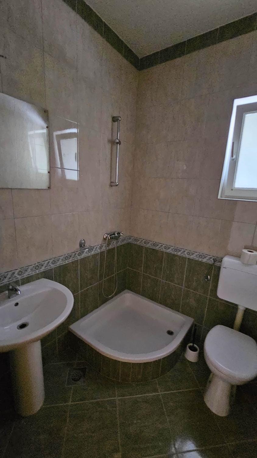 Shower, Toilet