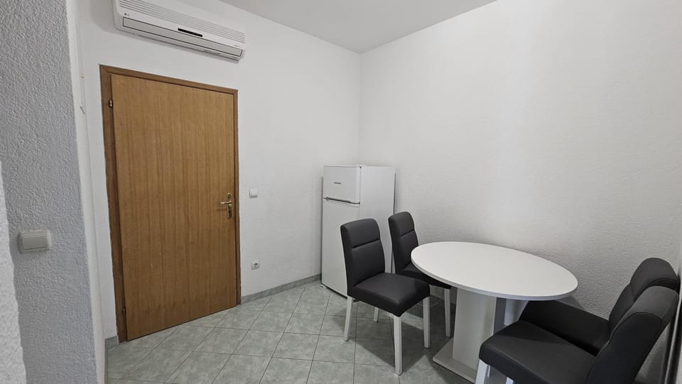 Kitchen or kitchenette, Dining area, air conditioner