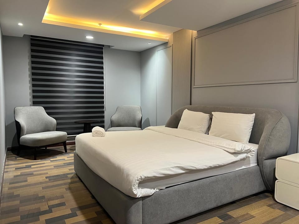 Bed, Living room, Photo of the whole room, Seating area, Bedroom, towels