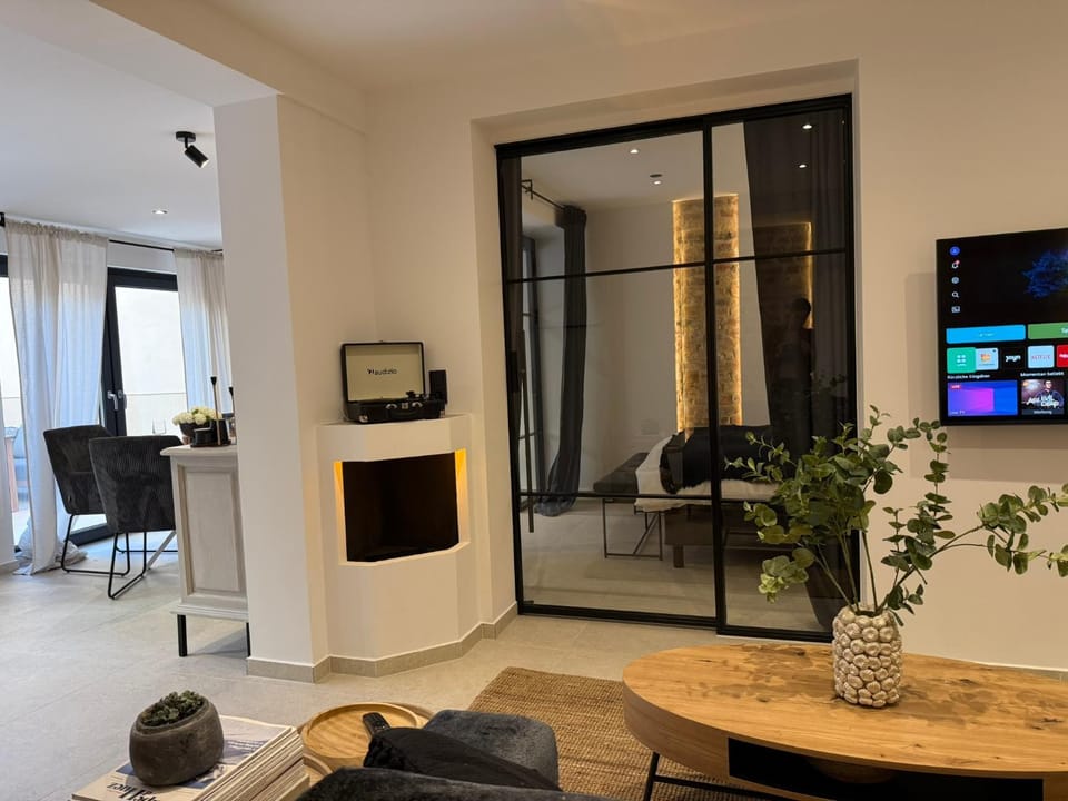 TV and multimedia, Living room, fireplace