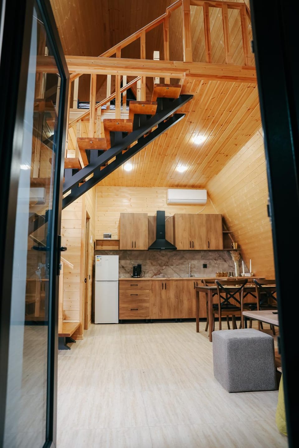 Photo of the whole room, pet friendly