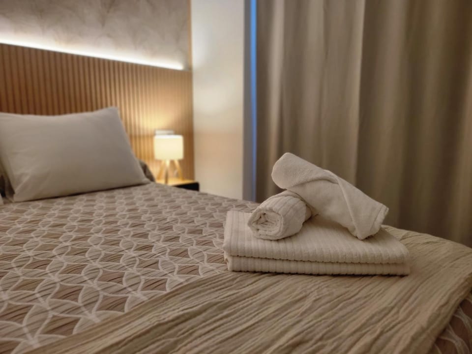 Bed, towels