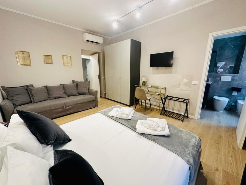 Bed, TV and multimedia, Photo of the whole room, Bedroom, towels, air conditioner