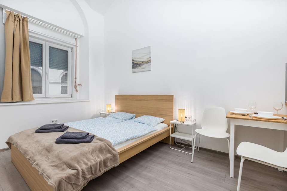 Bed, Dining area, towels