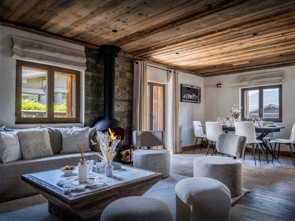 Summer, Living room, Seating area, Dining area