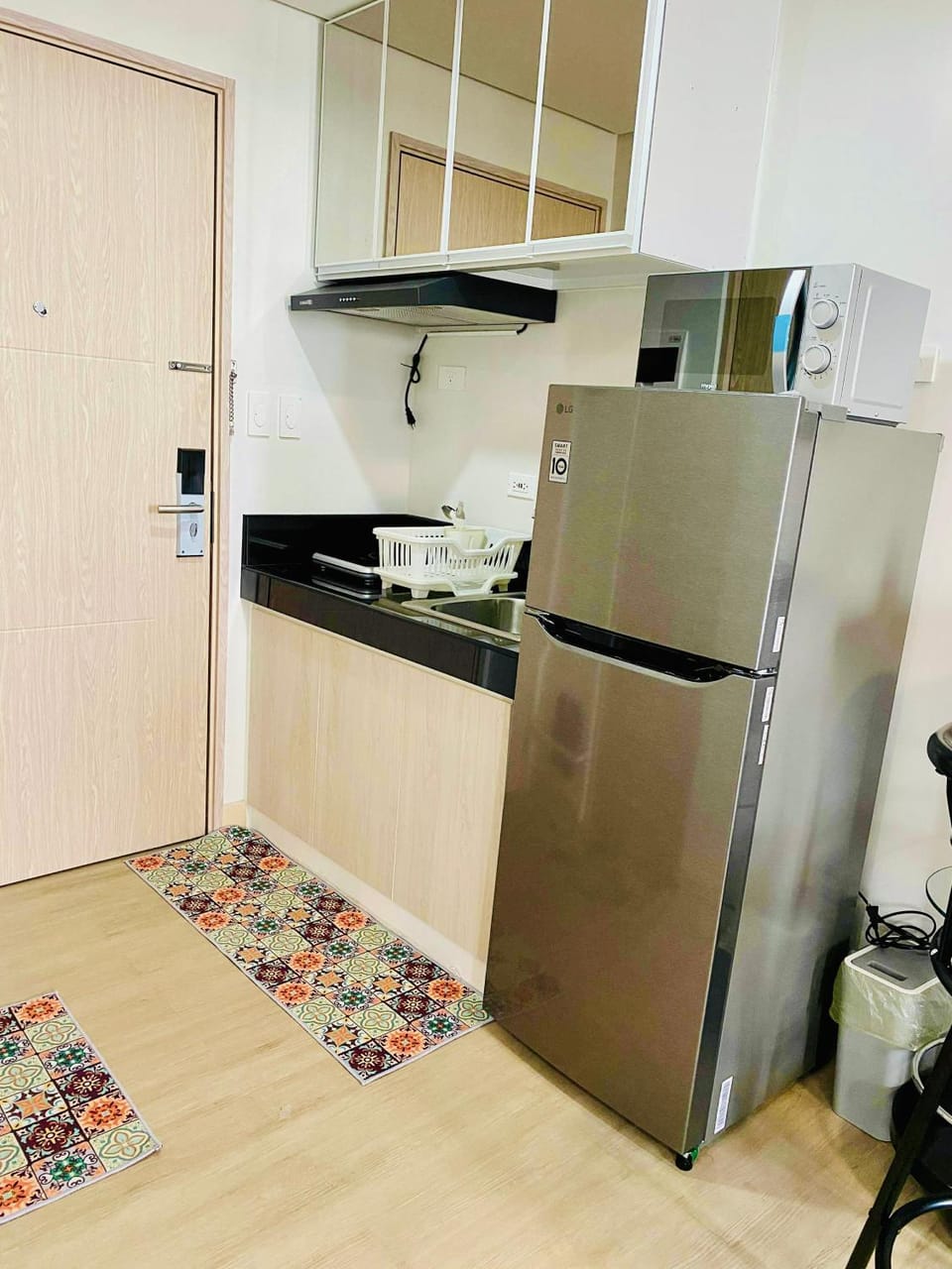 Kitchen or kitchenette, minibar