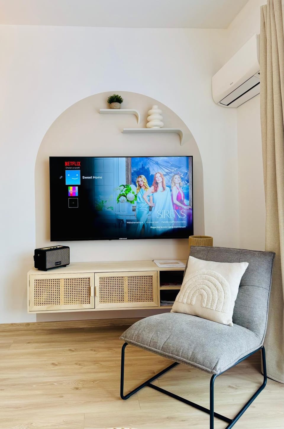 TV and multimedia, Seating area