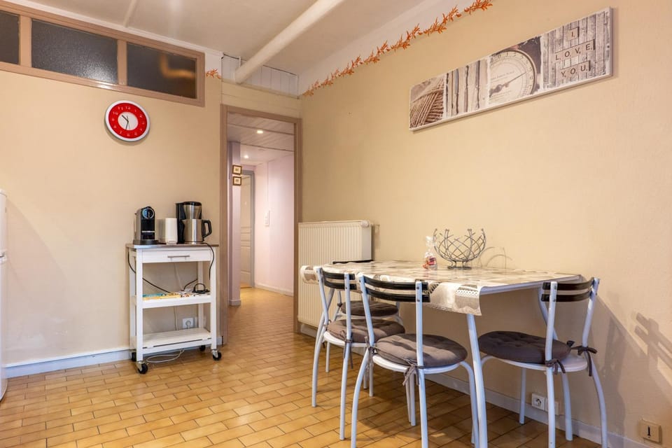Property building, Kitchen or kitchenette, Living room