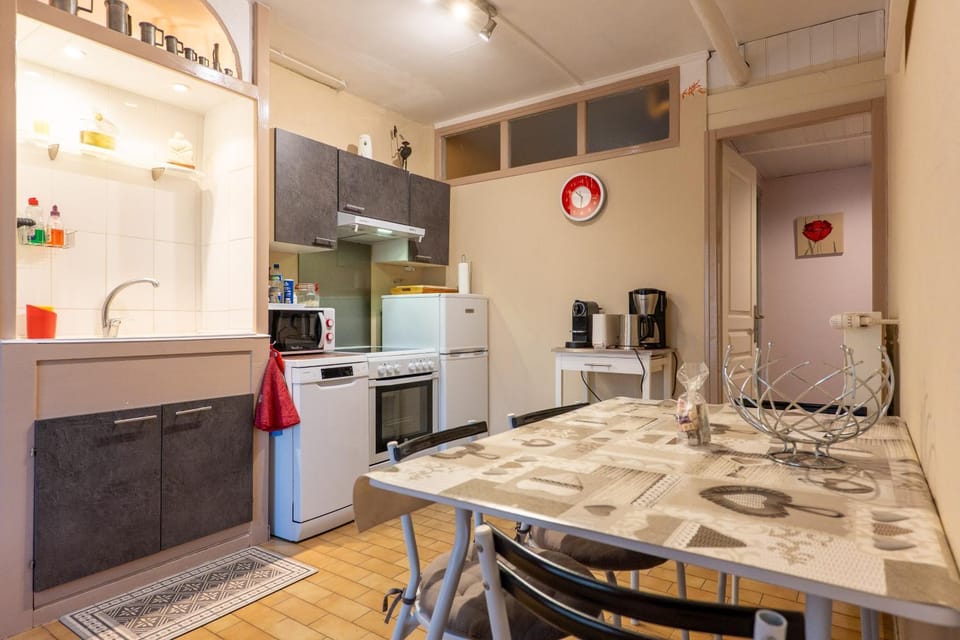 Kitchen or kitchenette, Living room