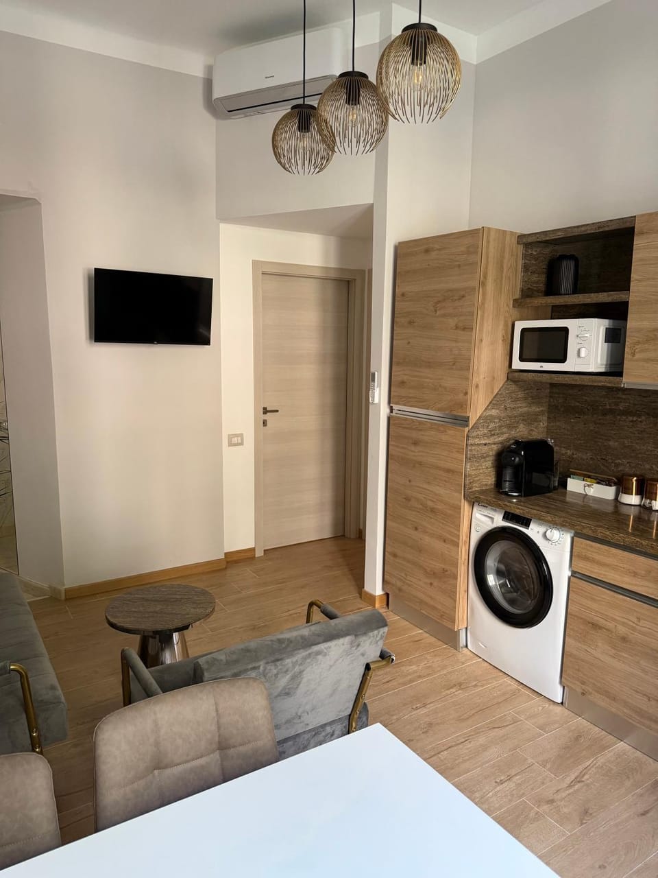 TV and multimedia, Kitchen or kitchenette, Living room, Seating area, oven, stove, washing machine, dryer