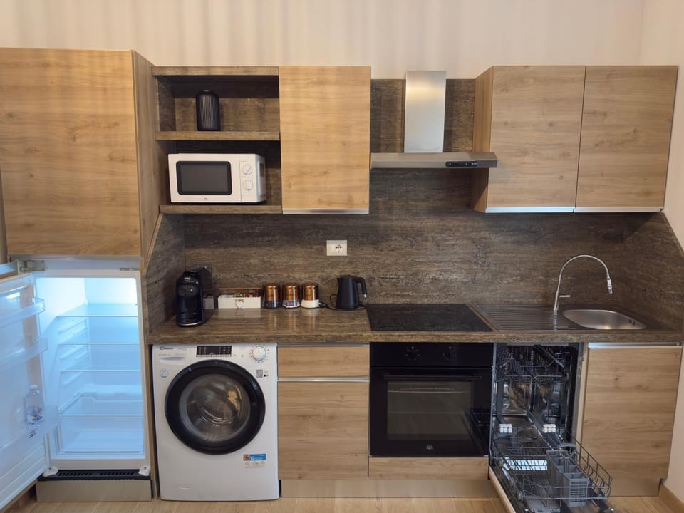 Coffee/tea facilities, Kitchen or kitchenette, dishwasher, oven, stove, washing machine, dryer