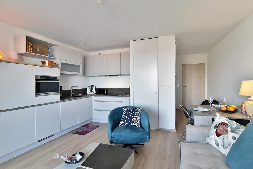 Kitchen or kitchenette, Dining area, stove