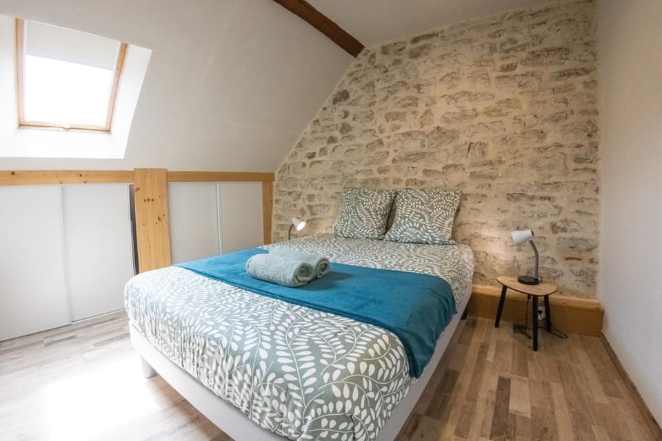 Bed, Photo of the whole room, Bedroom, towels