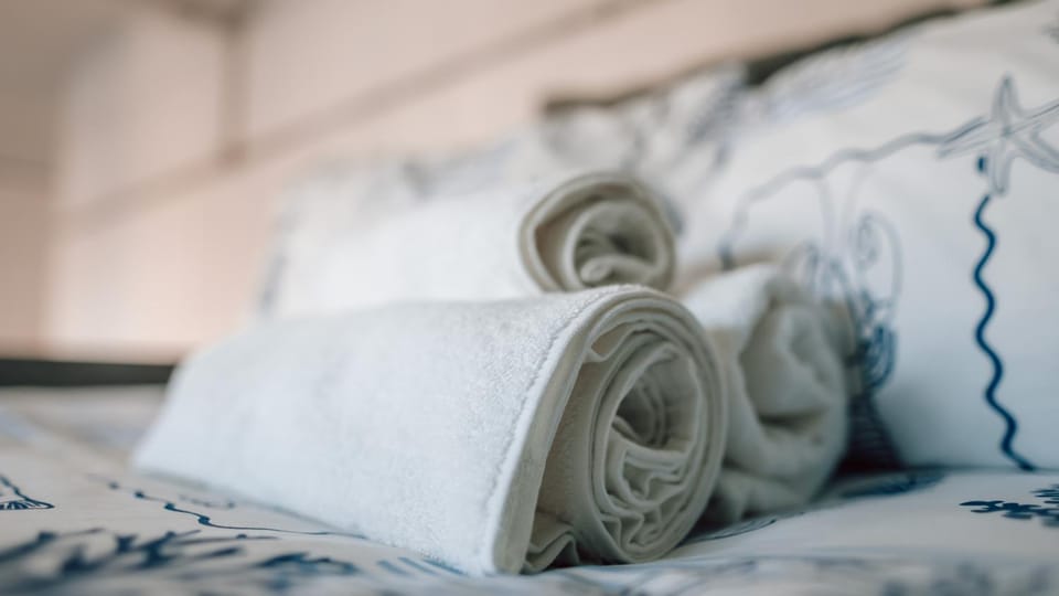 Bed, Bedroom, towels