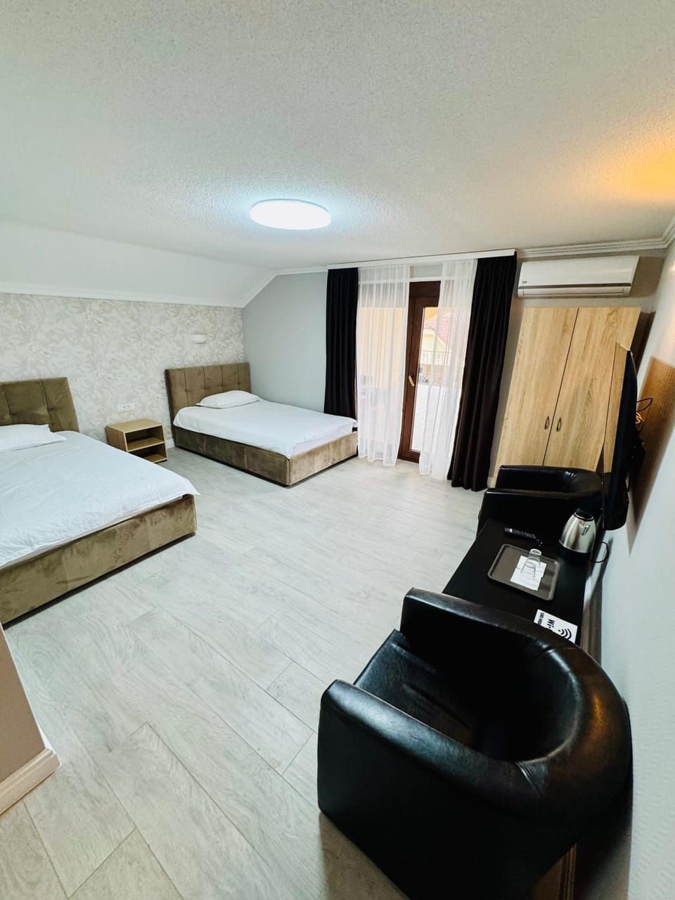 Bed, TV and multimedia, Photo of the whole room, Bedroom