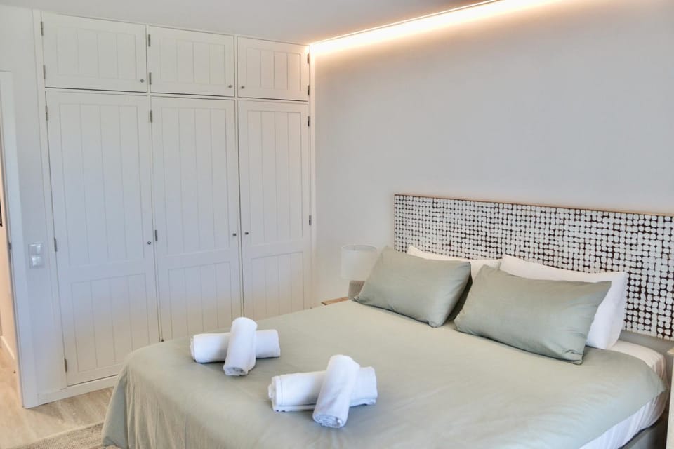 Bed, Photo of the whole room, Bedroom, towels, wardrobe