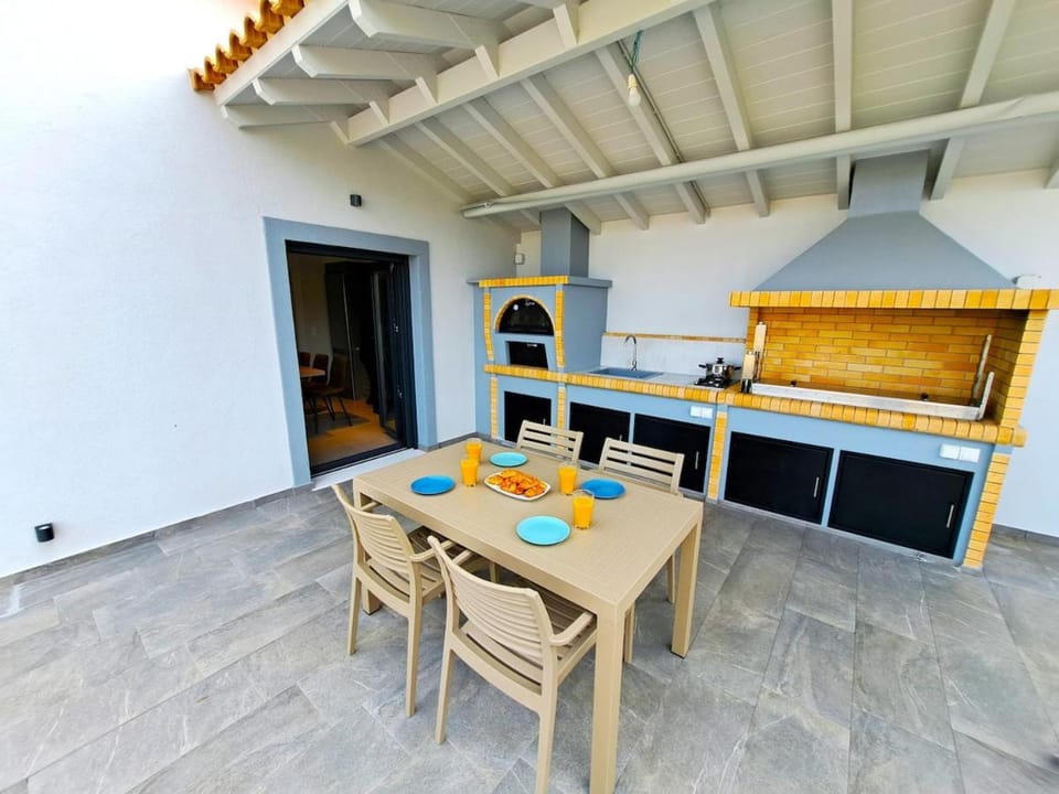 BBQ facilities, Balcony/Terrace, Seating area, Dining area, stove