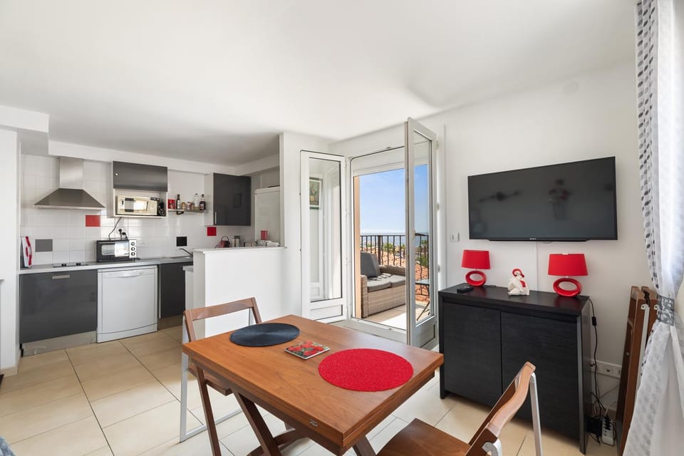 Kitchen or kitchenette, Living room, Dining area